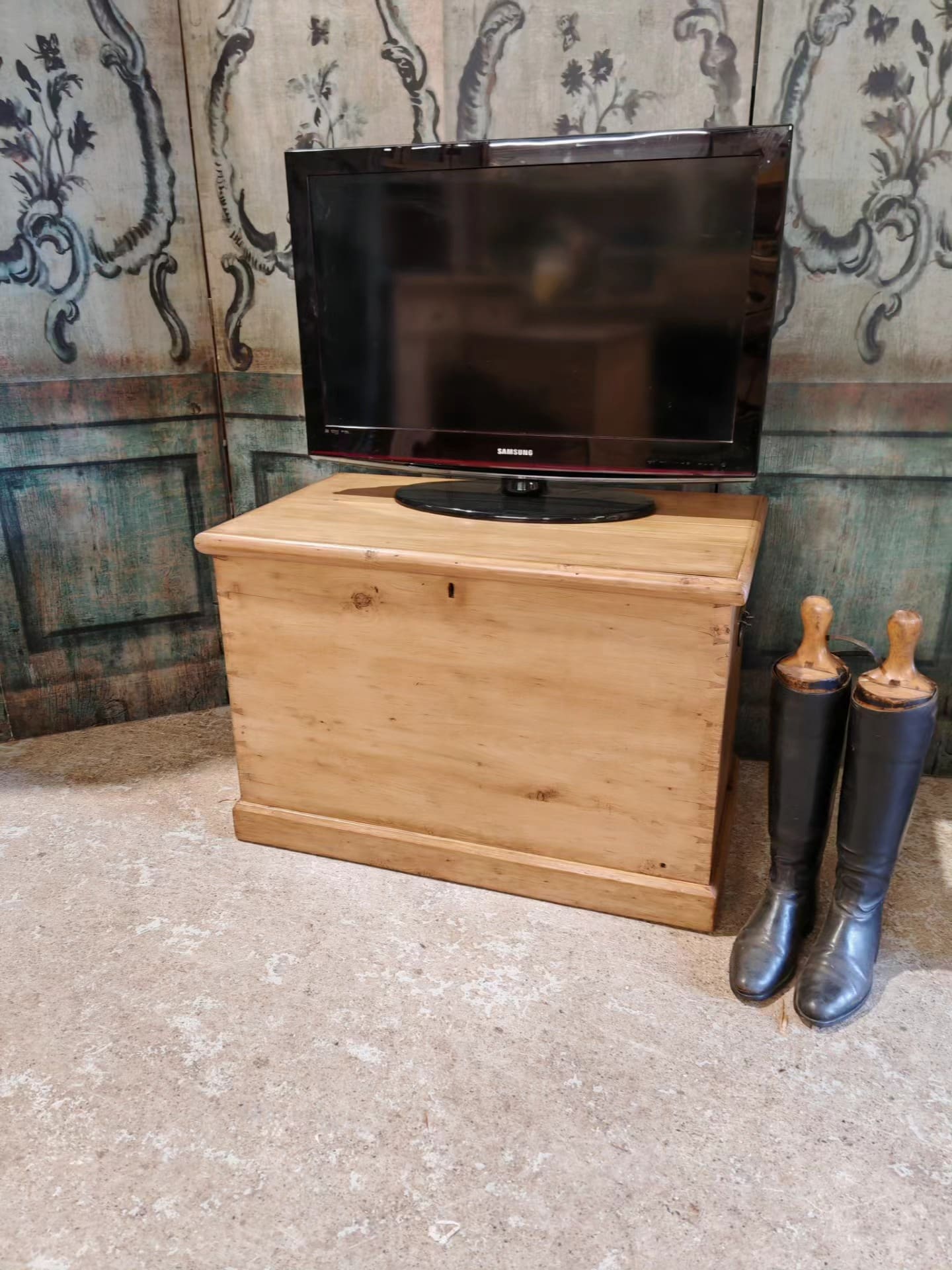 restored Victorian bedding box with candle tray