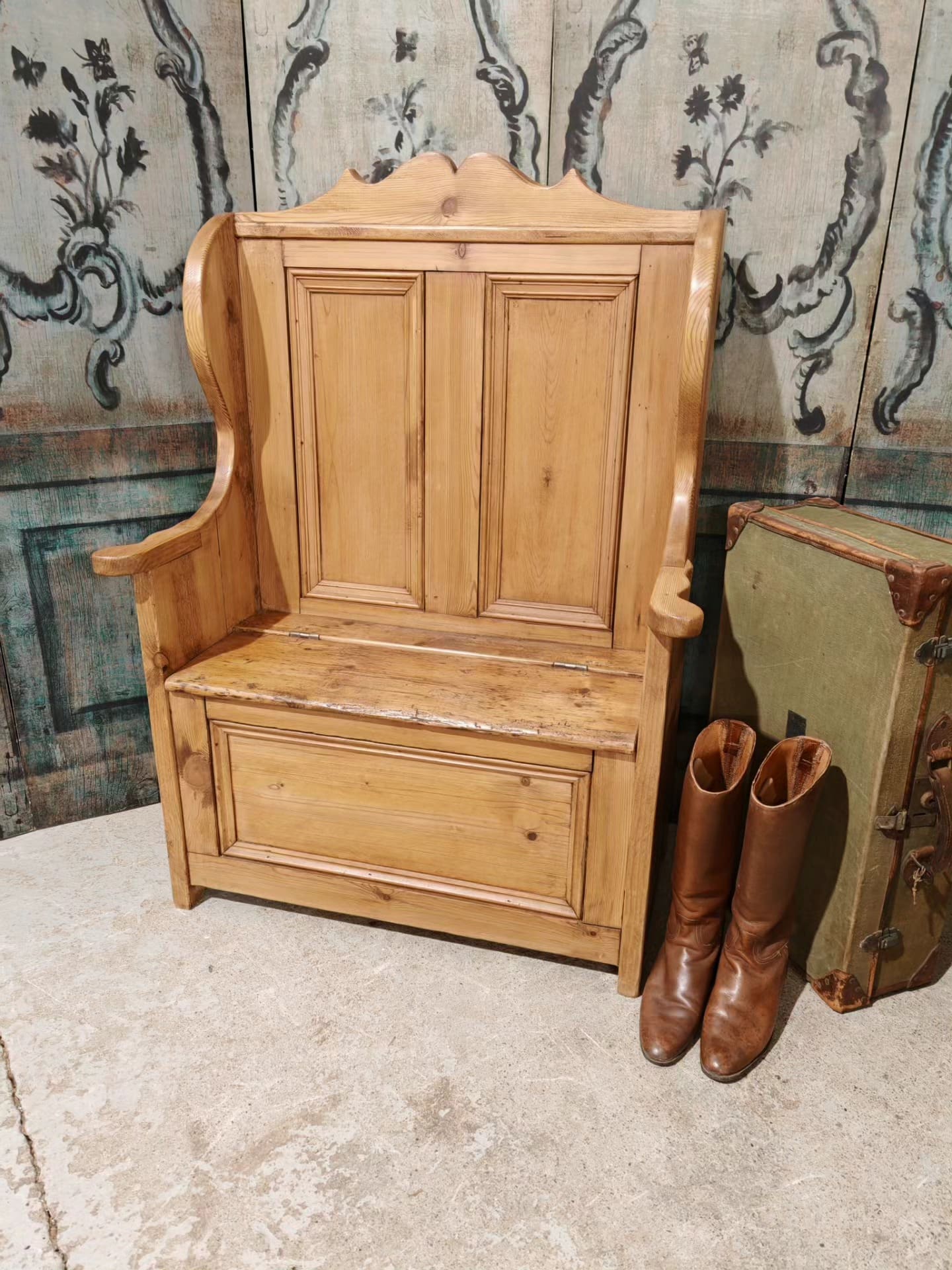 HIGH BACK SETTLE IN RECLAIMED PINE