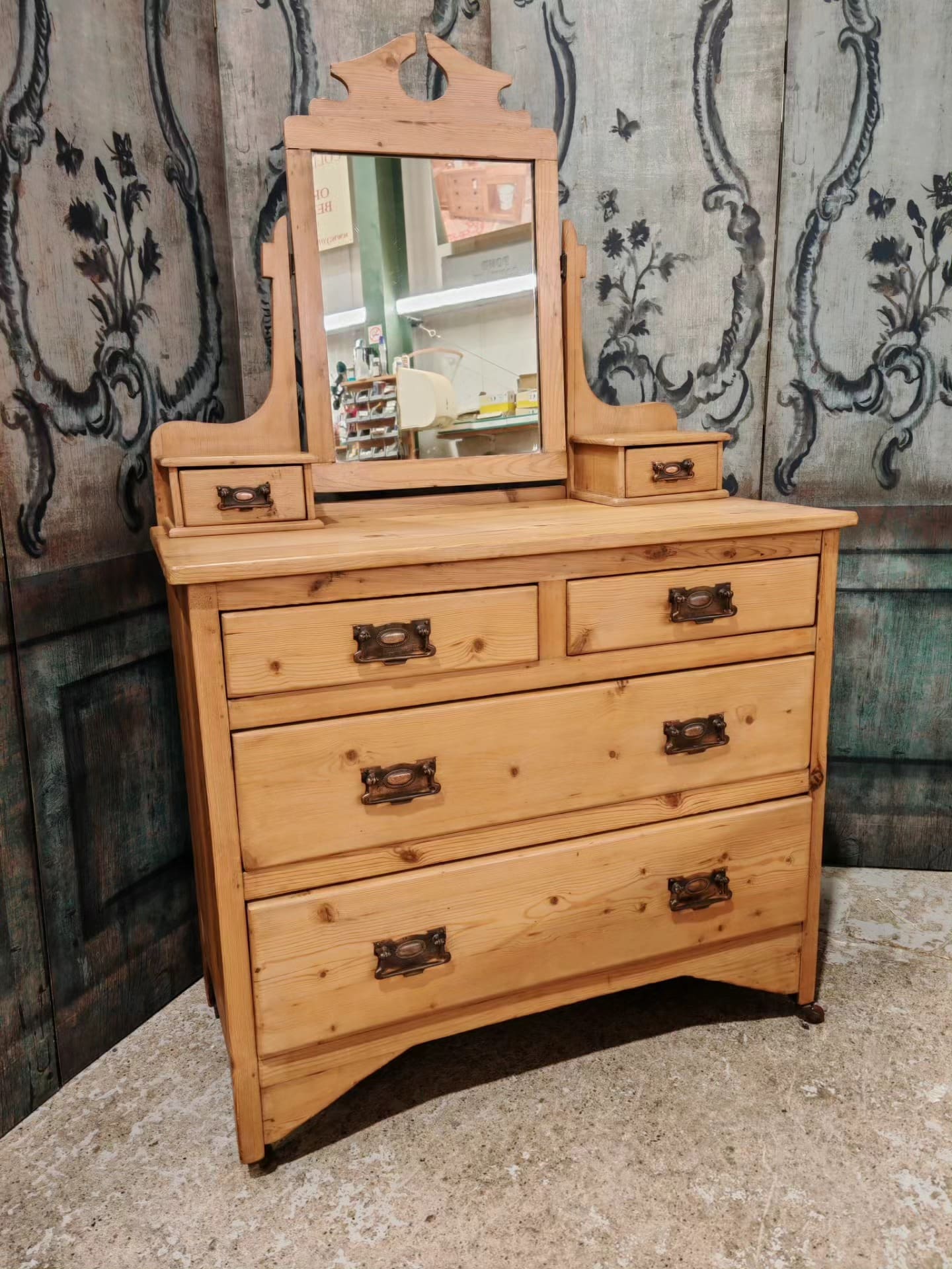 Victorian chest of drawers with mirror top