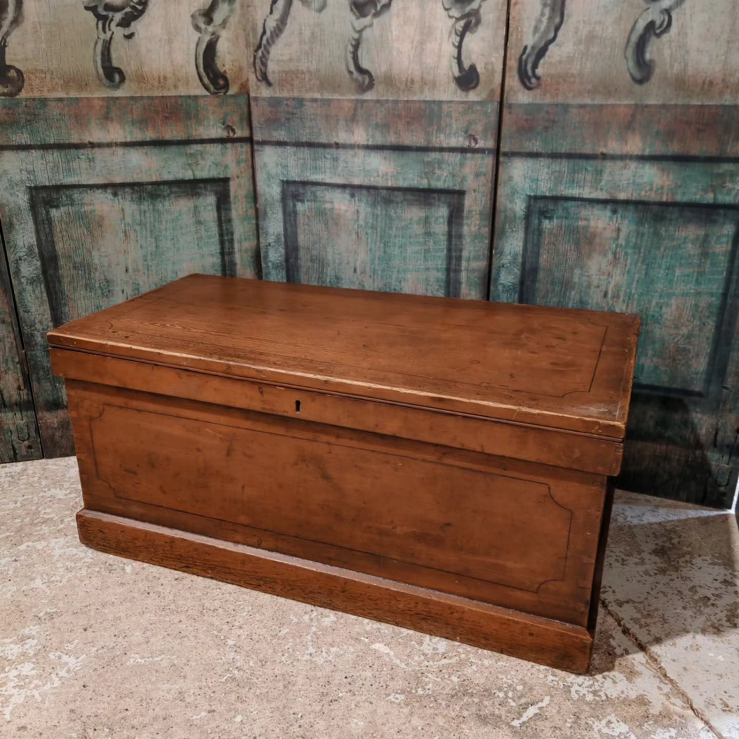 A beautiful original Victorian pine bedding chest in its original scumble